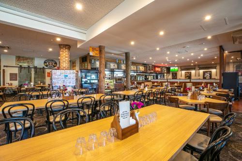 Un restaurante u otro lugar para comer en Nightcap at Wanneroo Tavern