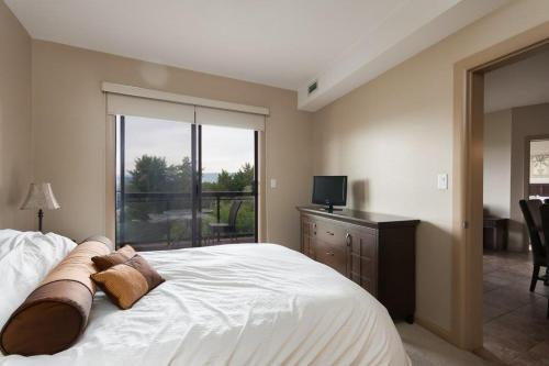 Corner Apartment with Lake View #518 – Photos 3