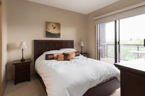 Corner Apartment with Lake View #518