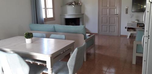 Ruang duduk di Minies Beach Villas