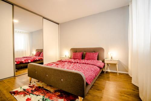 ブラチスラヴァにあるCentral apartments by Koveeのベッドルーム(ベッド1台、鏡付)