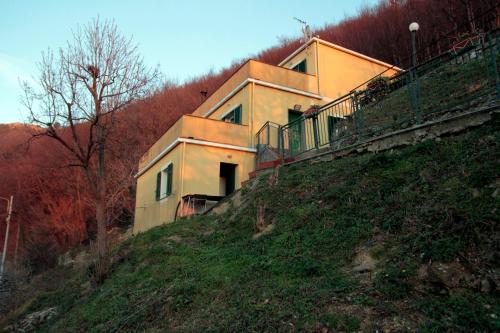 dom siedzący na szczycie wzgórza w obiekcie Fregoso w Genui