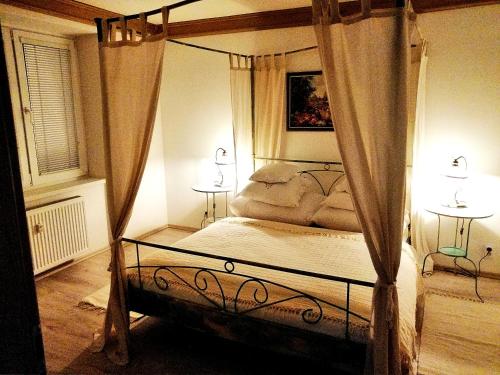 Кровать или кровати в номере Entrez Apartment 1