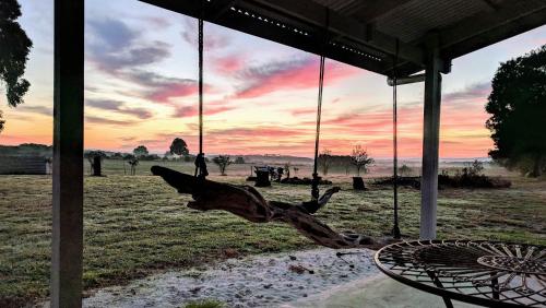 une statue de girafe sur un champ avec un coucher de soleil dans l'établissement French Island Cottage, à Fairhaven