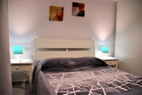 Un dormitorio con una cama blanca y dos mesitas de noche. en OCEANVIEW LOS CRISTIANOS, en Los Cristianos