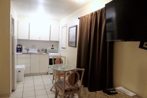 Η κουζίνα ή μικρή κουζίνα στο Daytona Shores Inn and Suites