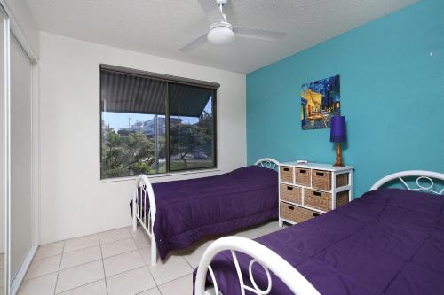 a bedroom with two beds and a window at Levuka Unit 4 14 Moreton Pde Kings Beach in Caloundra