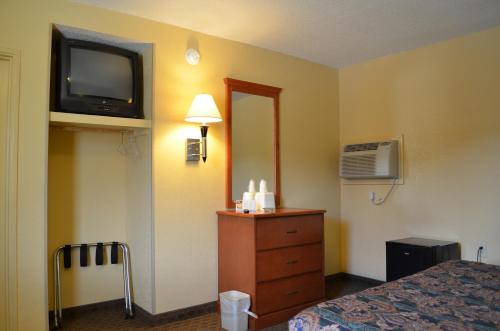 Μια τηλεόραση ή/και κέντρο ψυχαγωγίας στο Royal Inn Of New Orleans