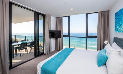 1 dormitorio con cama y vistas al océano en Boardwalk Burleigh Beach - Official en Gold Coast