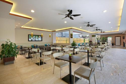 een restaurant met tafels, stoelen en plafonds bij Hotel Terrace at Kuta in Legian