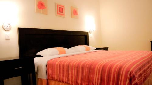 Una cama o camas en una habitación de Hotel Arribo