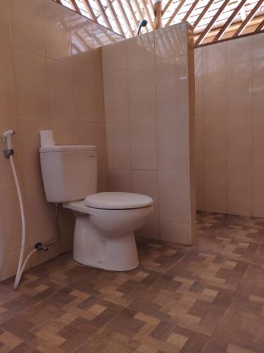 łazienka z toaletą i prysznicem w obiekcie Harmony Bay Resort and Dive Center w mieście Wakai