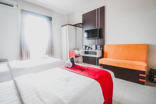 Postel nebo postele na pokoji v ubytování RedDoorz Plus near Universitas Negeri Makassar