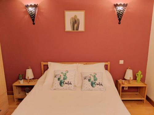 un lit avec deux oreillers dessus dans une chambre dans l'établissement Villa du Lez, à Prades-le-Lez