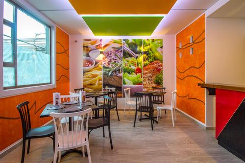 Reštaurácia alebo iné gastronomické zariadenie v ubytovaní HOTEL ZARAGOZA INN BOUTIQUE