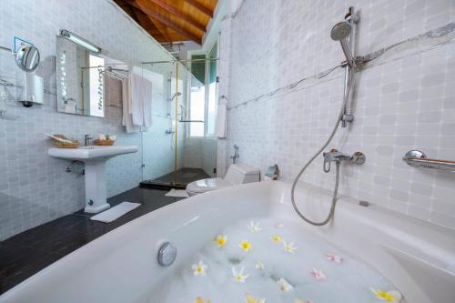 Koupelna v ubytování Hotel Sudu Araliya