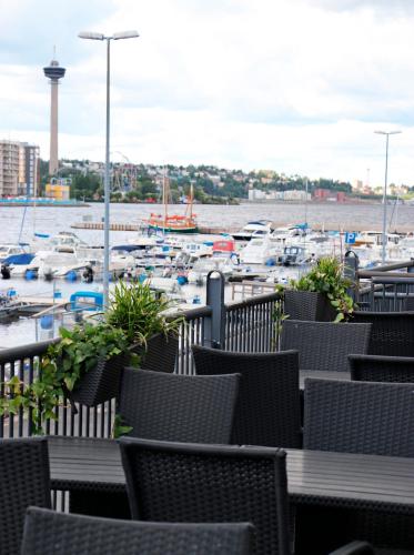 a view of a marina with chairs and boats at Holiday Club Tampereen Kehräämö in Tampere