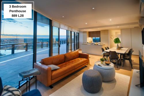 een woonkamer met een bank en een tafel bij Orange Stay Apartments in Melbourne
