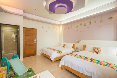 Rúm í herbergi á Childlike B&B