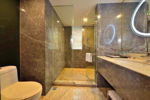 y baño con aseo, lavabo y ducha. en HaiJun Hotel -Free Canton Fair Shuttle Bus, en Guangzhou