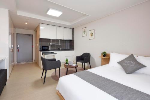 Geoje Leein Stay Hotelにあるベッド