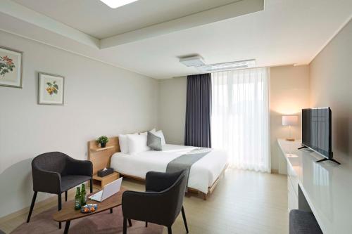 En eller flere senge i et værelse på Geoje Leein Stay Hotel