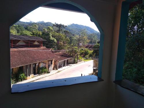 una ventana en un edificio con vistas a una calle en Casa Maringá, en Visconde De Maua