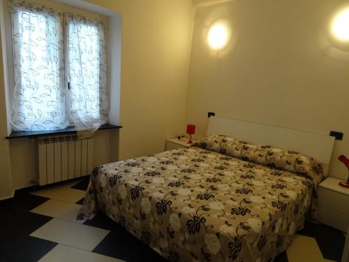una camera con letto e finestra di Casa Costa Serena a Genova