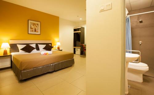 Ένα ή περισσότερα κρεβάτια σε δωμάτιο στο LEO Express Hotel