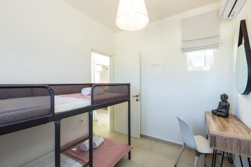 Postel nebo postele na pokoji v ubytování Triton Sea View Villa