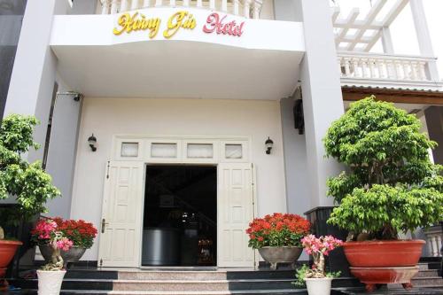 a entry to a building with plants and flowers at Hoang Gia Doc Let in Doc Let
