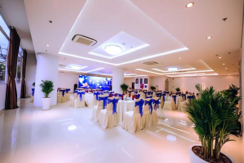 a room with a bunch of chairs and a dance floor at Victory Hotel Tây Ninh in Tây Ninh