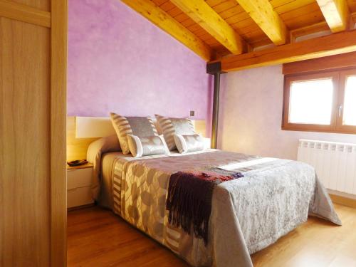 Un dormitorio con una cama y una ventana. en Apartamento Ribera del Duero Reserva, en Tubilla del Lago