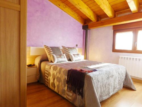 a bedroom with a bed and a window at Apartamento Ribera del Duero Reserva in Tubilla del Lago