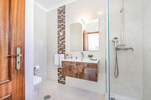 een badkamer met een wastafel en een douche bij Villa Jomar in Guia