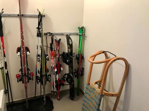 a bunch of skis are lined up against a wall at Apartmán U Sikorek in Říčky