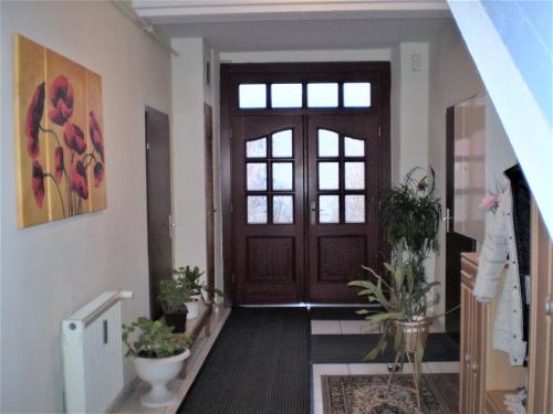 a hallway with a door with potted plants at Ferienwohnung Eckoldt in Eisenberg
