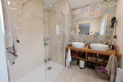 Bathroom sa Hermosa casa con terraza y jacuzzi en Hendaya