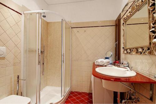 a bathroom with a shower and a sink and a toilet at Salmaso Apartments in Venice
