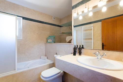 Een badkamer bij Home in Tramuntana