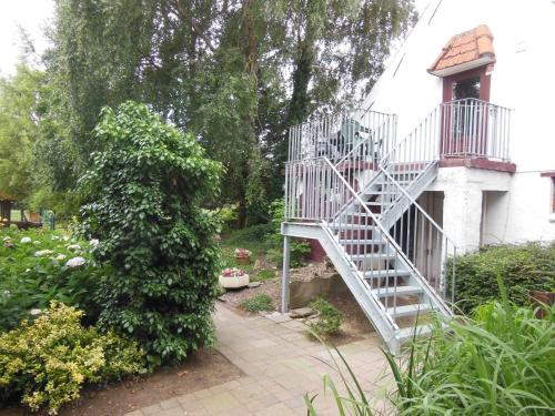 schody prowadzące do domu z ogrodem w obiekcie Poezelhoekvallei appartement w mieście Zonnebeke