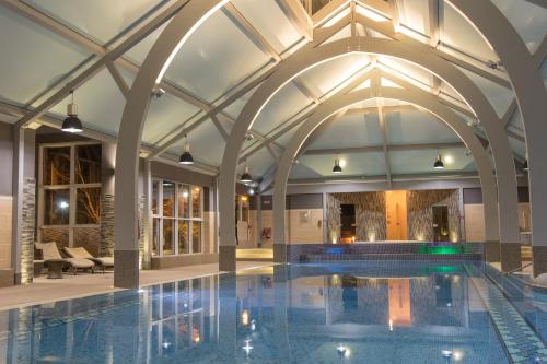una piscina coperta in un edificio con un grande soffitto di Whitford House Hotel a Wexford