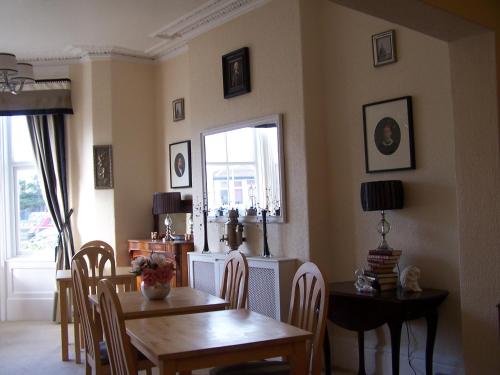 - une salle à manger avec une table et des chaises dans l'établissement The Carmen Guesthouse, à Llandudno