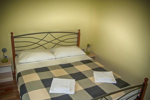 1 dormitorio con 1 cama con 2 toallas en Holiday Home Veli Brgud, en Jurdani