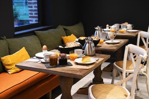 une table avec des plaques de cuisson au-dessus dans l'établissement Domaine de La Lochetière Chambres d'hôtes, à Normandel