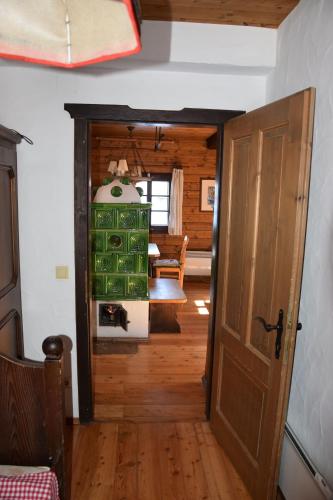 eine offene Tür zu einem Zimmer mit einem Herd in der Unterkunft Appartement Sonnleitn in Sonnenalpe Nassfeld