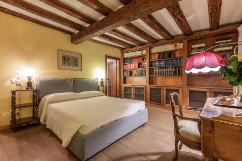 Gallery image of La Tana Cozy Apartment in Campo San Maurizio in Venice