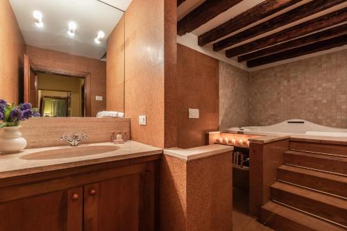 Gallery image of La Tana Cozy Apartment in Campo San Maurizio in Venice
