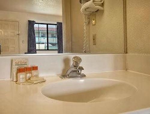 Ванная комната в Days Inn & Suites by Wyndham Needles