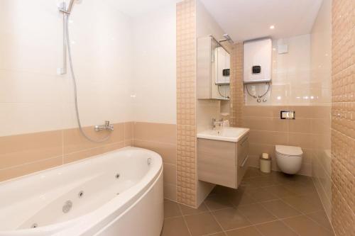 Kúpeľňa v ubytovaní Villa Duce in Omis, private pool